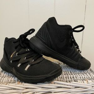 Black Nike Kyrie sz 1
